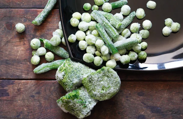 Primer Plano Espinacas Guisantes Congelados Sobre Fondo Madera Viejo — Foto de Stock