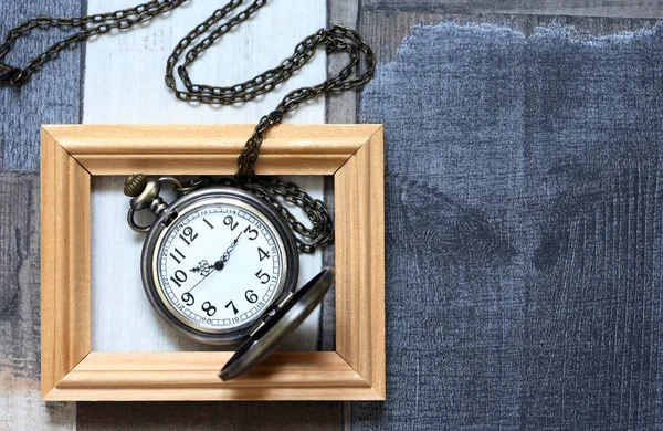 Bodegón Vintage Con Viejo Reloj Bolsillo Dentro Marco Madera — Foto de Stock