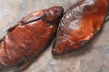 Closeup iki tazelik taş zemin üzerine balık füme