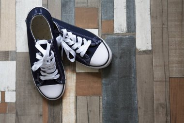 Keds boş alan renk ahşap zemin üzerine çifti