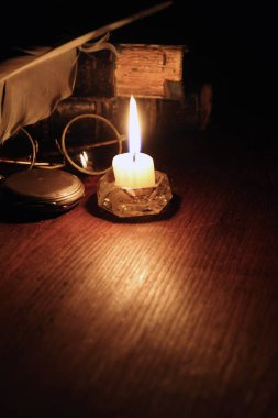 Tüy kalem ve gözlüklerle mum yakan eski kitaplarla eski, sakin bir hayat.