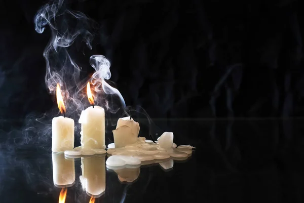 火といい暗い背景の煙消滅キャンドルのセット — ストック写真