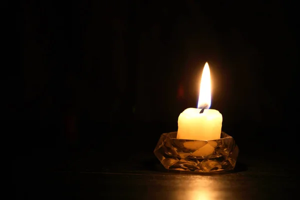 Eine Brennende Kerze Kerzenständer Vor Dunklem Hintergrund — Stockfoto