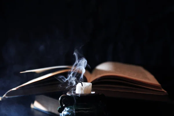 Stillleben Mit Erloschener Kerze Und Blauem Rauch Neben Altem Buch — Stockfoto