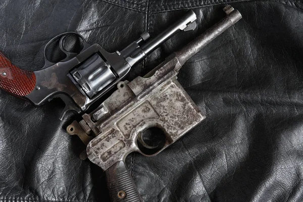 Alte Revolver Und Pistolen Nahaufnahme Auf Dunklem Lederhintergrund — Stockfoto