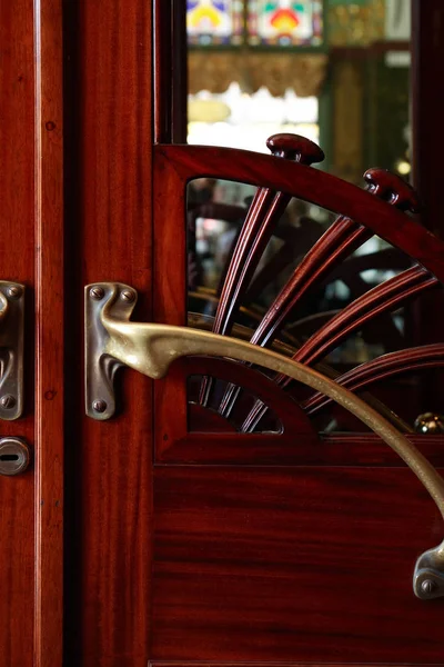 Старая Стильная Деревянная Дверь Латунной Дверной Ручкой — стоковое фото