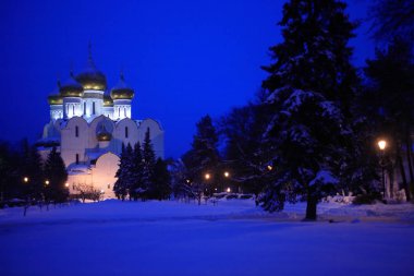 Beyaz, klasik Rus kilisesiyle güzel bir kış manzarası.