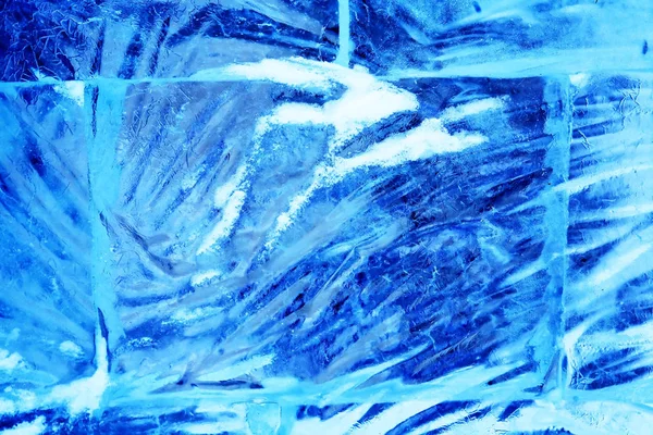 用干净的蓝色冰砖制成的漂亮的抽象蓝色背景 — 图库照片