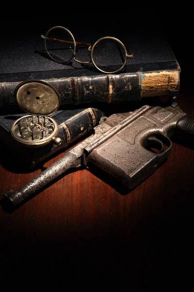 Vintage Natura morta con pistola — Foto Stock