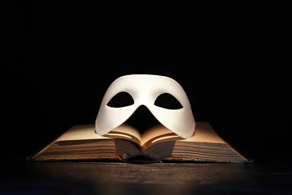 Máscara en el libro — Foto de Stock