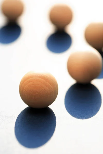 Boules en bois avec ombre — Photo