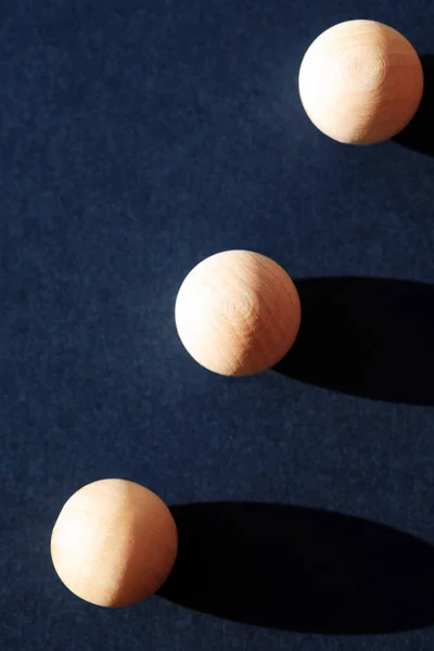 Boules en bois avec ombre — Photo