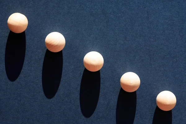 Bolas de madera con sombra —  Fotos de Stock
