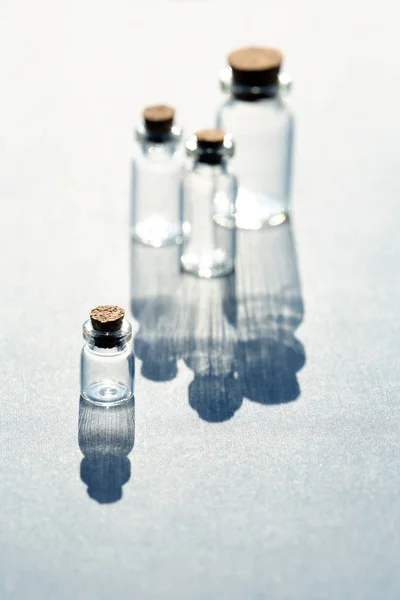 Injektionsflaskor på vitt — Stockfoto