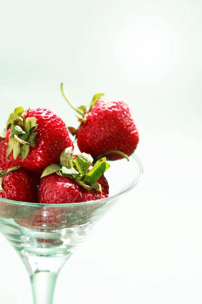 Ciotola con fragola — Foto Stock