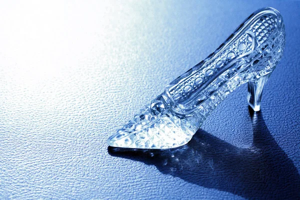 Zapatilla de cristal en azul —  Fotos de Stock