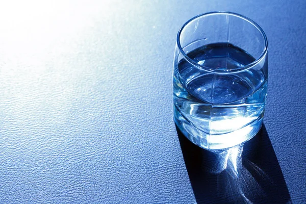 Půlka sklenice vody — Stock fotografie