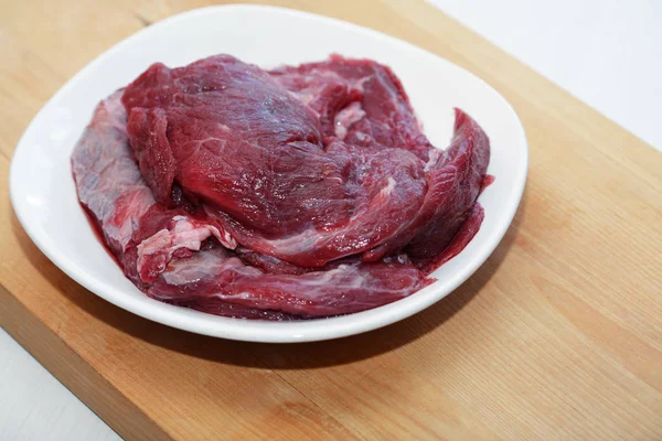 Carne cruda sul piatto — Foto Stock