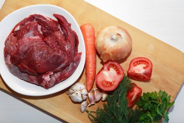 Yemek pişirmek için çiğ et