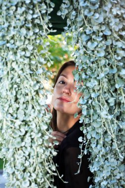 Yapraklar Arasındaki Kız