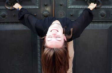 Eski kapı yakınındaki kız