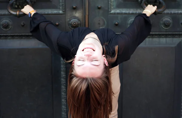 Girl Near Old Door — Stock Photo, Image