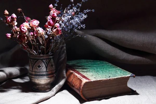 Dried Flowers And Book — Stock Photo, Image