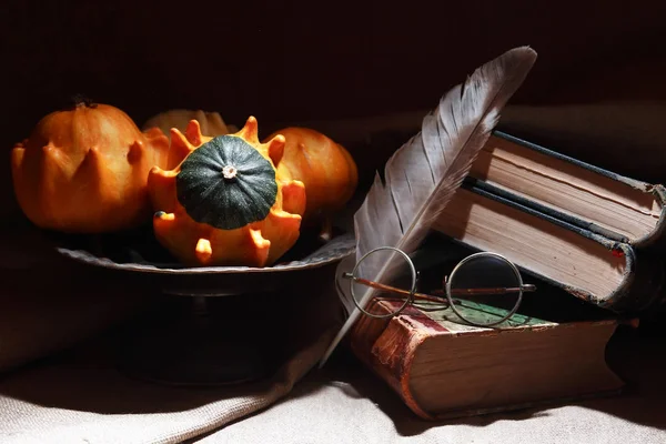 Calabazas y libro — Foto de Stock