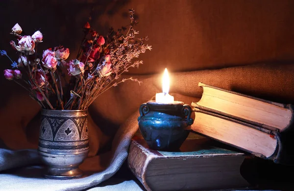 Flores secas y libro — Foto de Stock