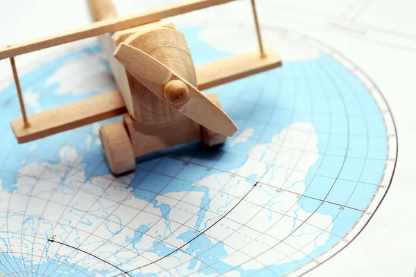 旅行のコンセプト 世界地図上の小さな木製の飛行機 — ストック写真