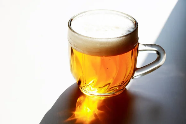 Becher Bier Mit Schaum Auf Weißem Hintergrund Mit Schatten — Stockfoto