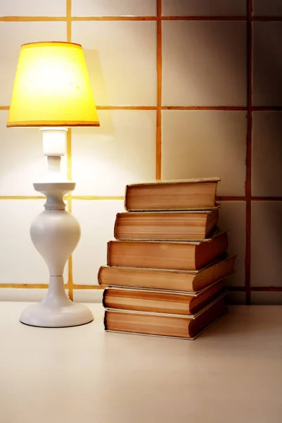 Elegantie Witte Bureaulamp Met Gele Lampenkap Buurt Van Stapel Boeken — Stockfoto