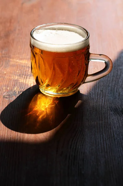 Taza Cerveza Con Espuma Sobre Mesa Madera Bajo Luz Del — Foto de Stock