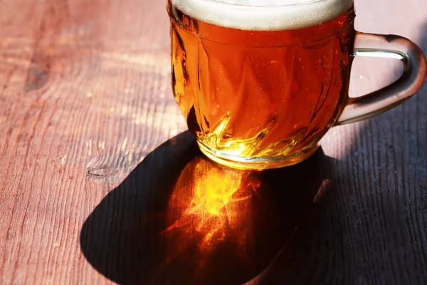 Hrnek Piva Pěnou Dřevěném Stole Slunečního Světla — Stock fotografie