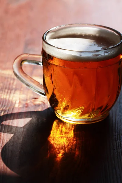Bir Kupa Bira Güneş Işığı Altında Ahşap Masanın Üzerinde Köpük — Stok fotoğraf