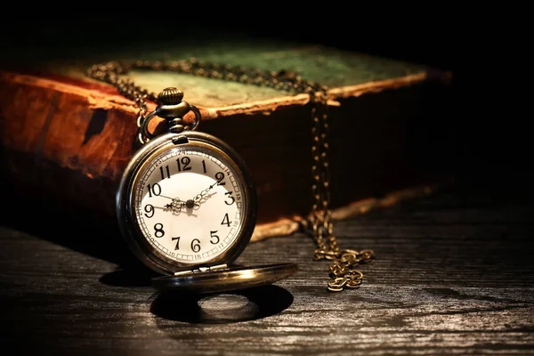 Oude Zakhorloge Buurt Van Oud Boek Donkere Achtergrond — Stockfoto