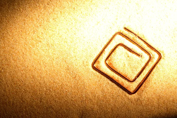 Abstraktes Symbol Aus Kupferdraht Auf Sandoberfläche — Stockfoto