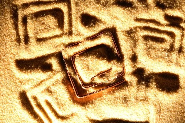 铜丝在砂面上的抽象符号 — 图库照片