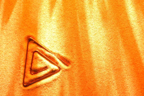 Rézhuzalból Készült Absztrakt Háromszög Alakú Szimbólum Homokfelületen — Stock Fotó