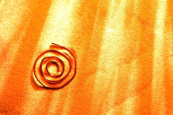 Symbole Spirale Abstrait Fabriqué Partir Fil Cuivre Sur Surface Sable Photos De Stock Libres De Droits