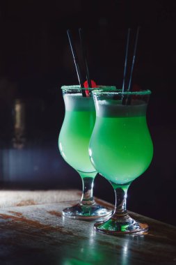 Güzel yeşil beyaz köpük ve uzun bir bardak vişne kokteyli. yakın çekim