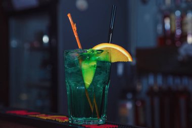 Güzel yeşil kokteyl ile uzun bir bardak portakal dilim. yakın çekim