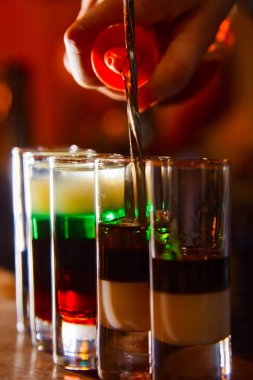Renkli alkol vurdu içecekler üzerinde bar. kokteyl