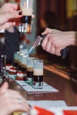 Çekim kokteyller hazırlanması. Yakın çekim