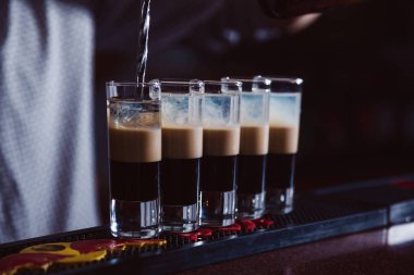 Çekim kokteyller hazırlanması. B-52 yakın çekim