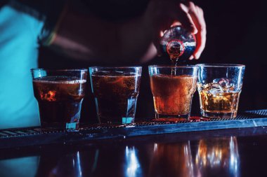 Uzun kokteyl hazırlanması. Yakın çekim