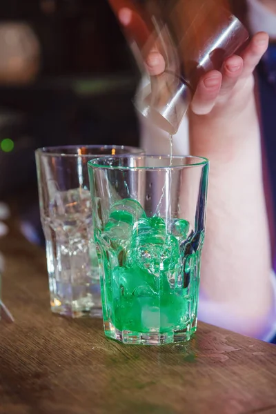 Kochen Einen Schönen Grünen Cocktail Nahaufnahme — Stockfoto