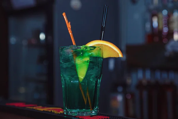 Ein Schöner Grüner Cocktail Mit Orangenscheiben Einem Hohen Glas Nahaufnahme — Stockfoto