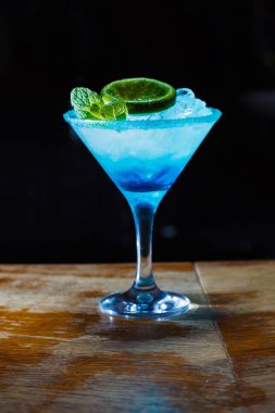 güzel mavi kokteyl hazırlanması. yakın çekim