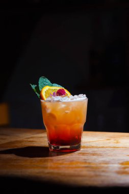 çekici lezzetli içecek, kuru çiçekler, nane ve turuncu bir buket. Natürmort.